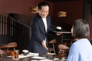 和食料理店「JAPANESE DINING 洵」のホールスタッフ