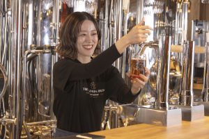 クラフトビールレストランのキッチンスタッフ