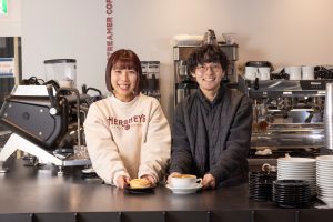 コーヒーショップ（Streamer Coffee）のホールスタッフ