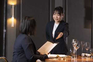 長崎スタジアムシティ内のレストランの接客