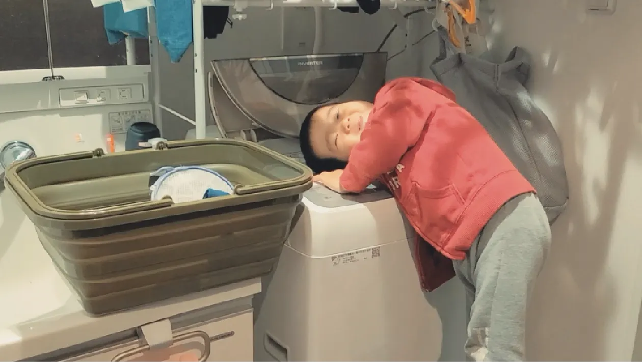 洗濯を手伝う男の子