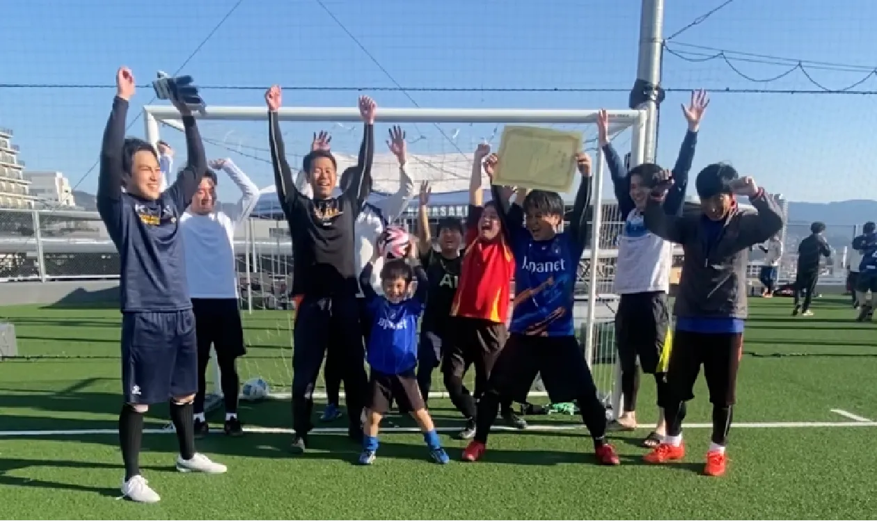 サッカーを楽しむ人たち