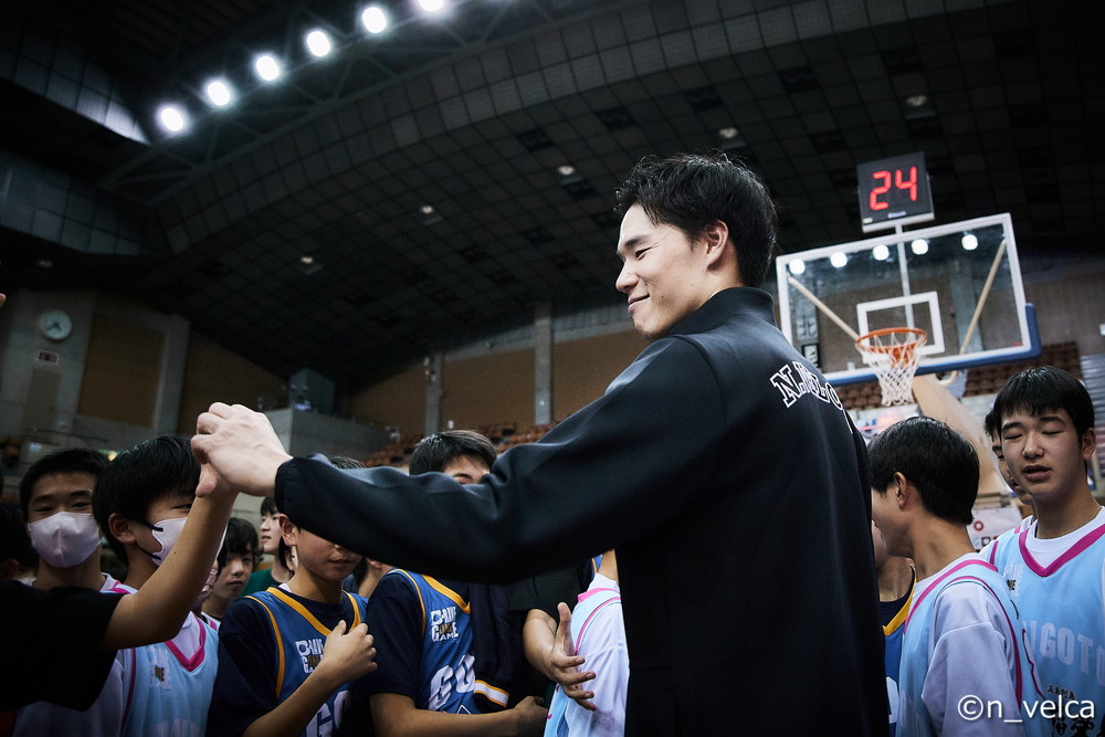 試合後、離島の子と交流する馬場雄大選手 （第1回）