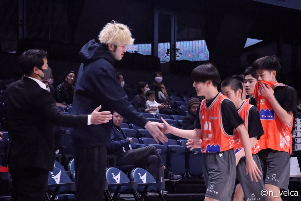 ベンチで指導する、川真田紘也選手（第2回）