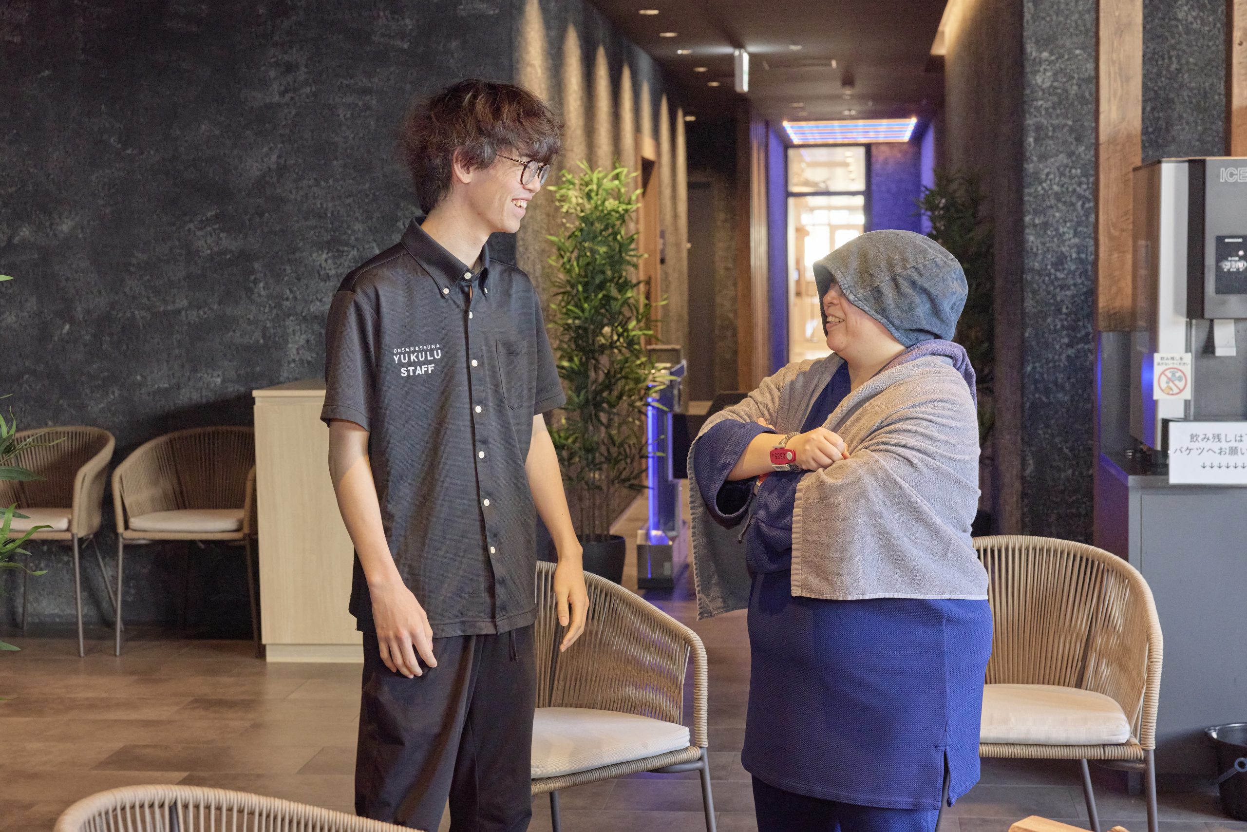 常連のお客さんと話すエンジェル筒井