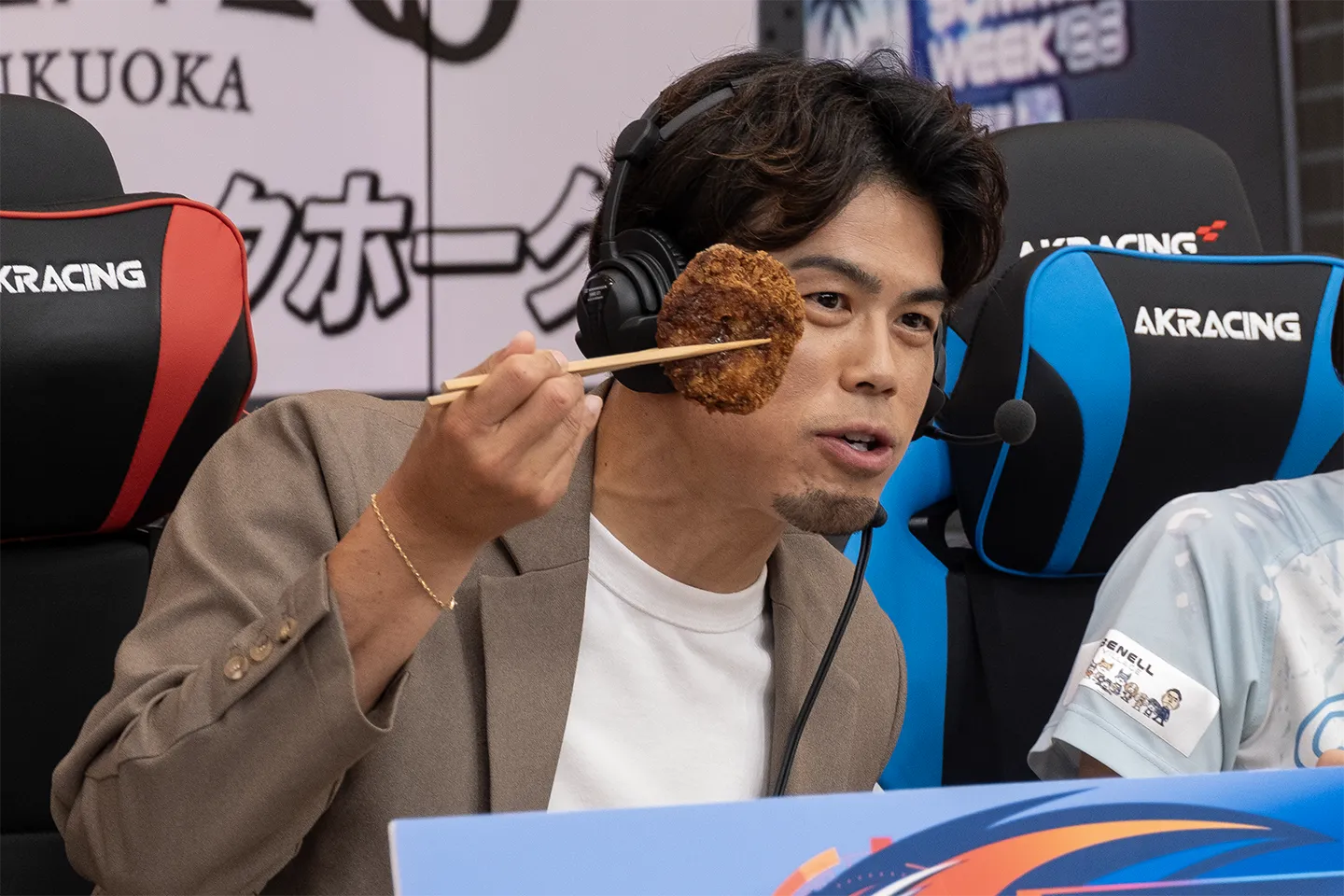 メンチカツの大きさを自分の顔と比較！